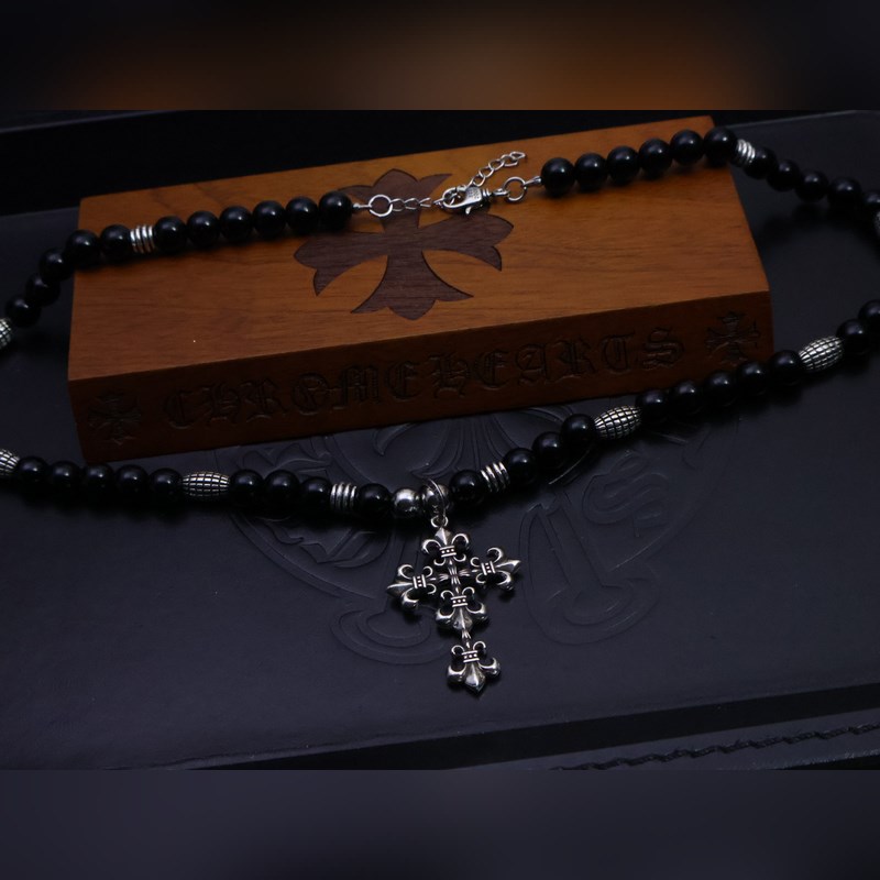 潮流達人閉眼入！克羅心熱爆黑色串珠項鍊，手工十字架吊墜超吸睛，複古嘻哈朋克風拉滿