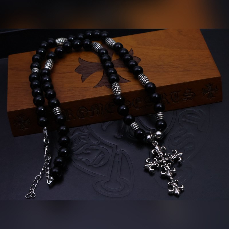 潮流達人閉眼入！克羅心熱爆黑色串珠項鍊，手工十字架吊墜超吸睛，複古嘻哈朋克風拉滿