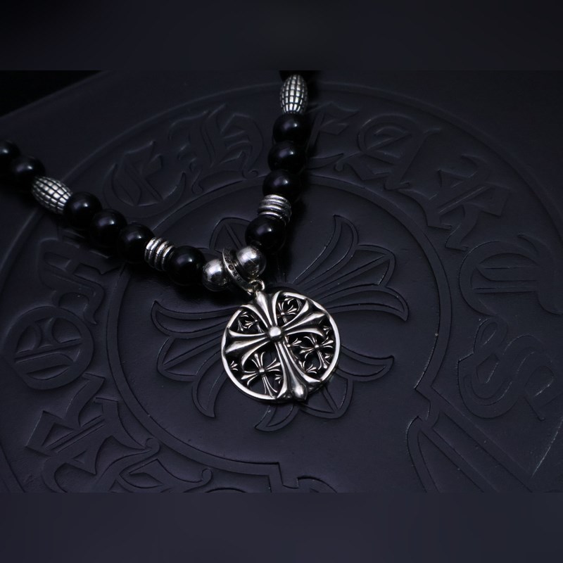 潮流達人閉眼入！克羅心熱爆黑色串珠項鍊，手工十字架吊墜超吸睛，複古嘻哈朋克風拉滿