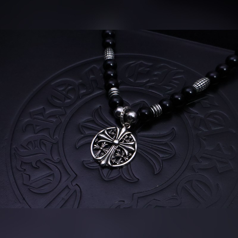 潮流達人閉眼入！克羅心熱爆黑色串珠項鍊，手工十字架吊墜超吸睛，複古嘻哈朋克風拉滿