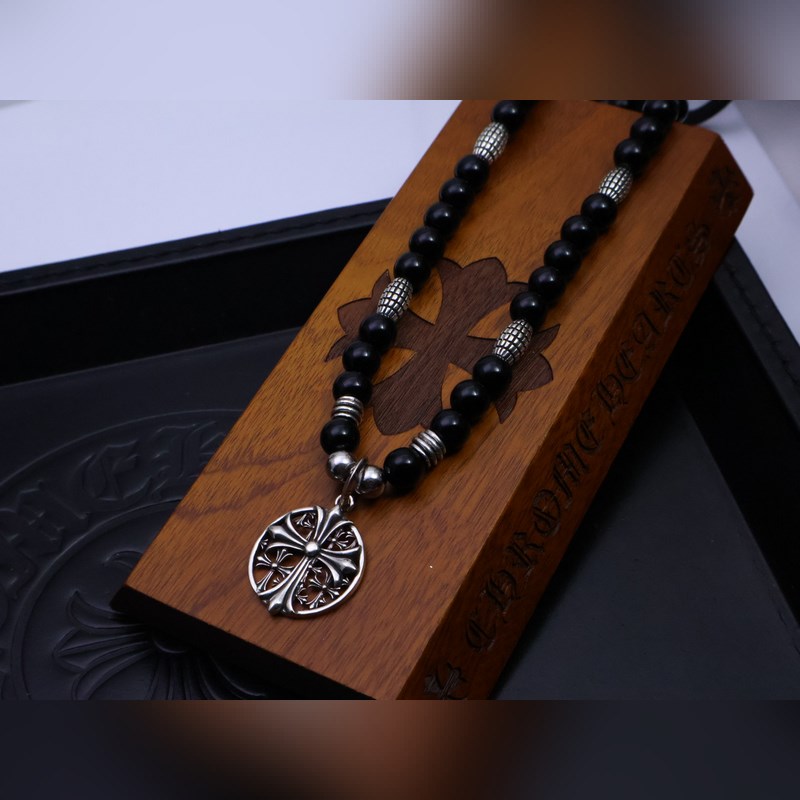 潮流達人閉眼入！克羅心熱爆黑色串珠項鍊，手工十字架吊墜超吸睛，複古嘻哈朋克風拉滿