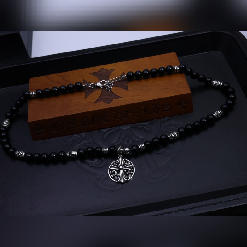 潮流達人閉眼入！克羅心熱爆黑色串珠項鍊，手工十字架吊墜超吸睛，複古嘻哈朋克風拉滿