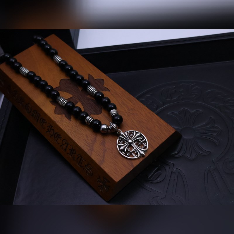 潮流達人閉眼入！克羅心熱爆黑色串珠項鍊，手工十字架吊墜超吸睛，複古嘻哈朋克風拉滿