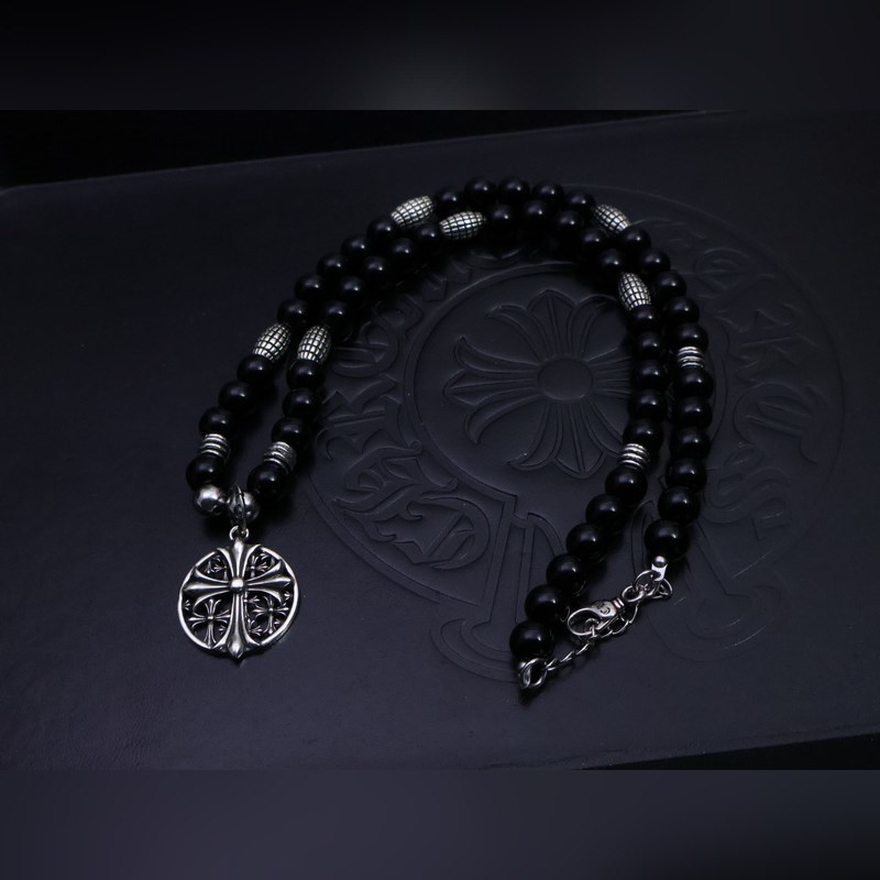 潮流達人閉眼入！克羅心熱爆黑色串珠項鍊，手工十字架吊墜超吸睛，複古嘻哈朋克風拉滿