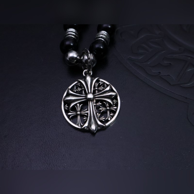 潮流達人閉眼入！克羅心熱爆黑色串珠項鍊，手工十字架吊墜超吸睛，複古嘻哈朋克風拉滿