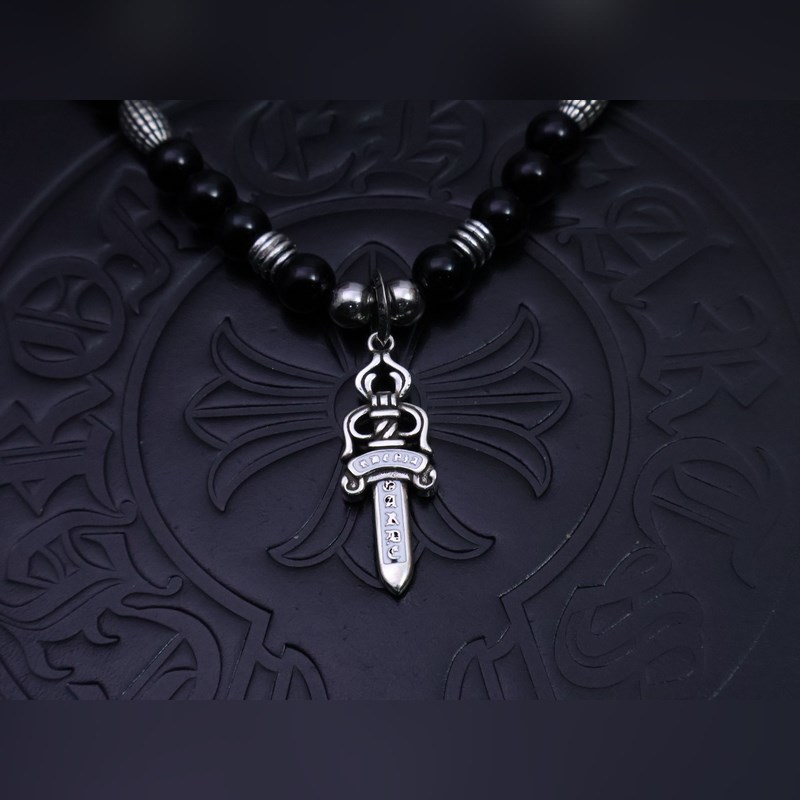 潮流達人閉眼入！克羅心熱爆黑色串珠項鍊，手工十字架吊墜超吸睛，複古嘻哈朋克風拉滿