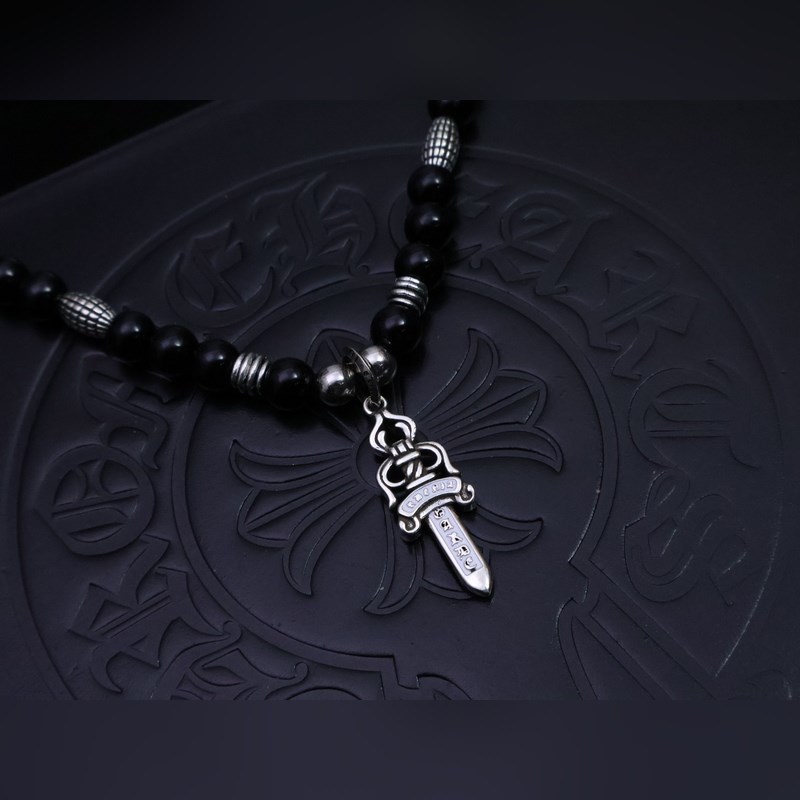 潮流達人閉眼入！克羅心熱爆黑色串珠項鍊，手工十字架吊墜超吸睛，複古嘻哈朋克風拉滿