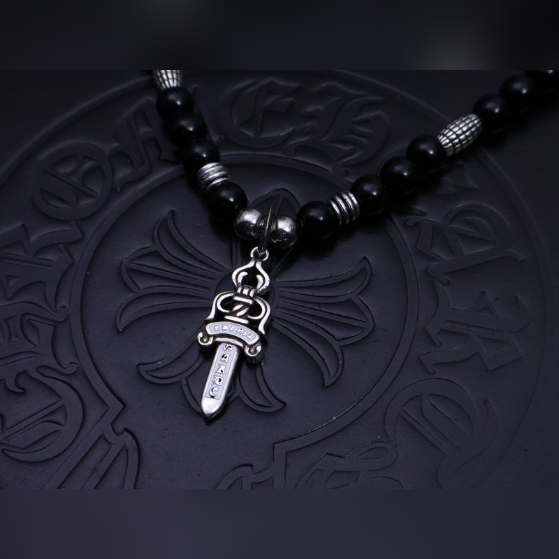 潮流達人閉眼入！克羅心熱爆黑色串珠項鍊，手工十字架吊墜超吸睛，複古嘻哈朋克風拉滿