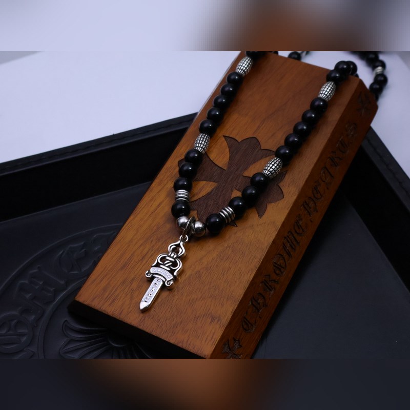 潮流達人閉眼入！克羅心熱爆黑色串珠項鍊，手工十字架吊墜超吸睛，複古嘻哈朋克風拉滿