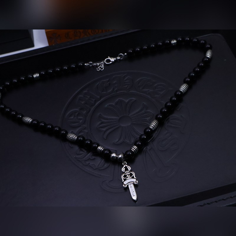 潮流達人閉眼入！克羅心熱爆黑色串珠項鍊，手工十字架吊墜超吸睛，複古嘻哈朋克風拉滿