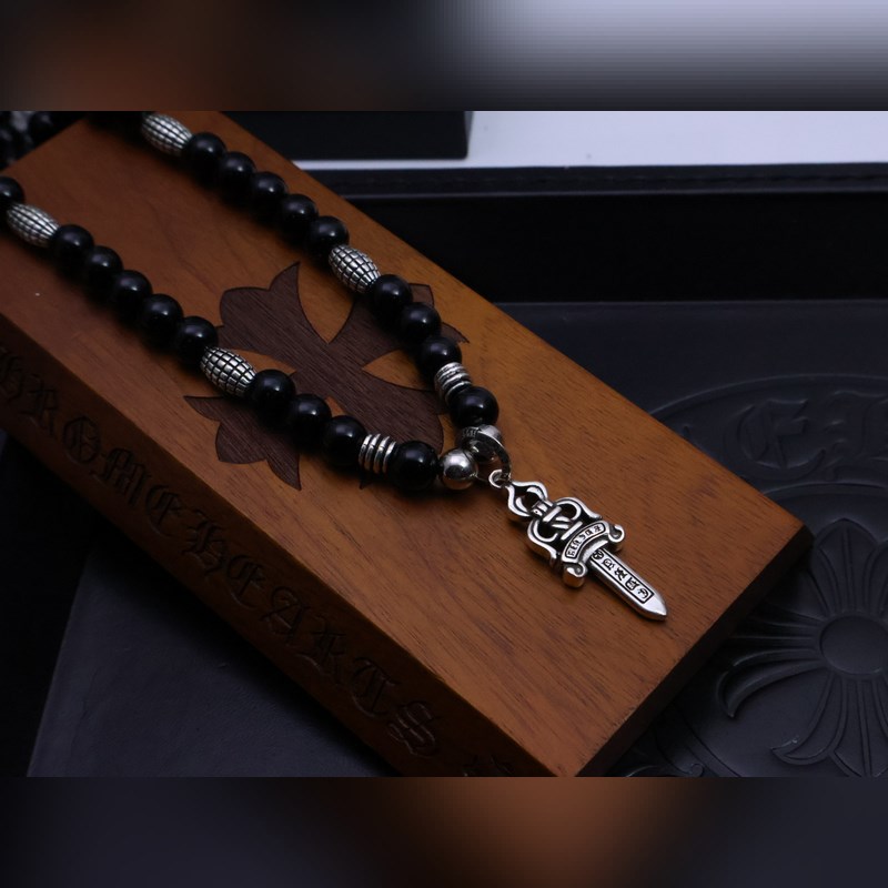 潮流達人閉眼入！克羅心熱爆黑色串珠項鍊，手工十字架吊墜超吸睛，複古嘻哈朋克風拉滿