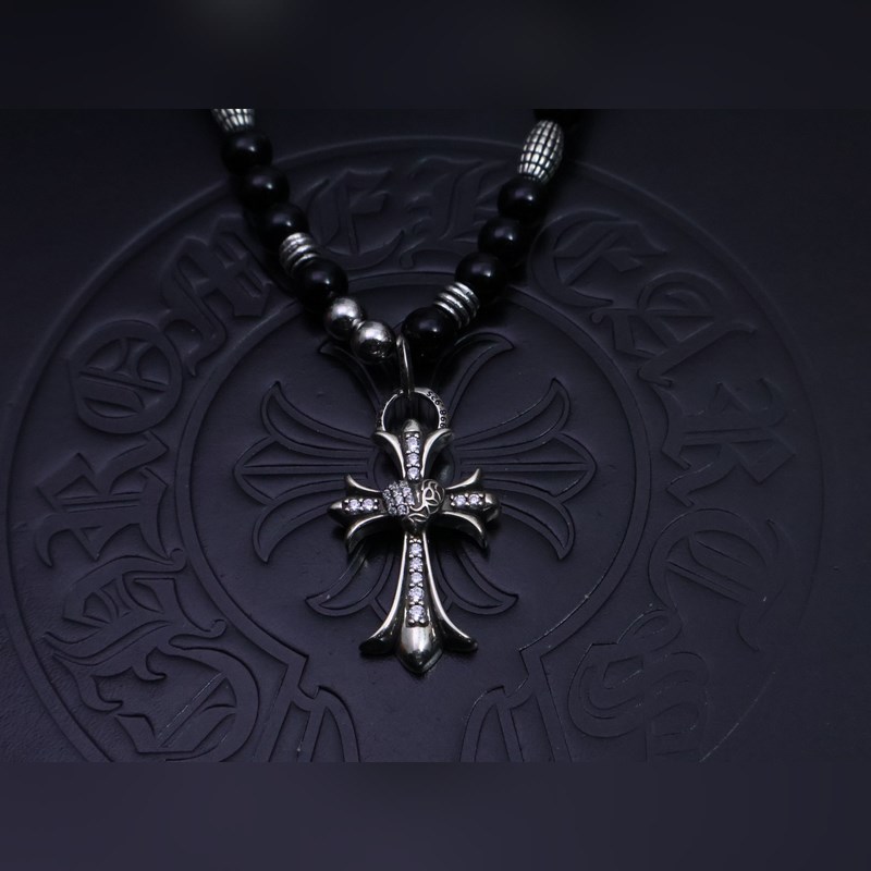 潮流達人閉眼入！克羅心熱爆黑色串珠項鍊，手工十字架吊墜超吸睛，複古嘻哈朋克風拉滿