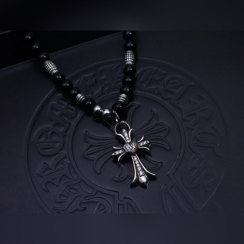 潮流達人閉眼入！克羅心熱爆黑色串珠項鍊，手工十字架吊墜超吸睛，複古嘻哈朋克風拉滿