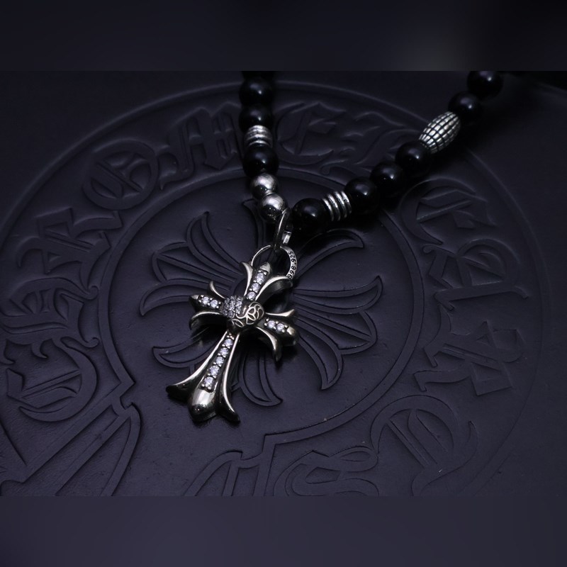 潮流達人閉眼入！克羅心熱爆黑色串珠項鍊，手工十字架吊墜超吸睛，複古嘻哈朋克風拉滿