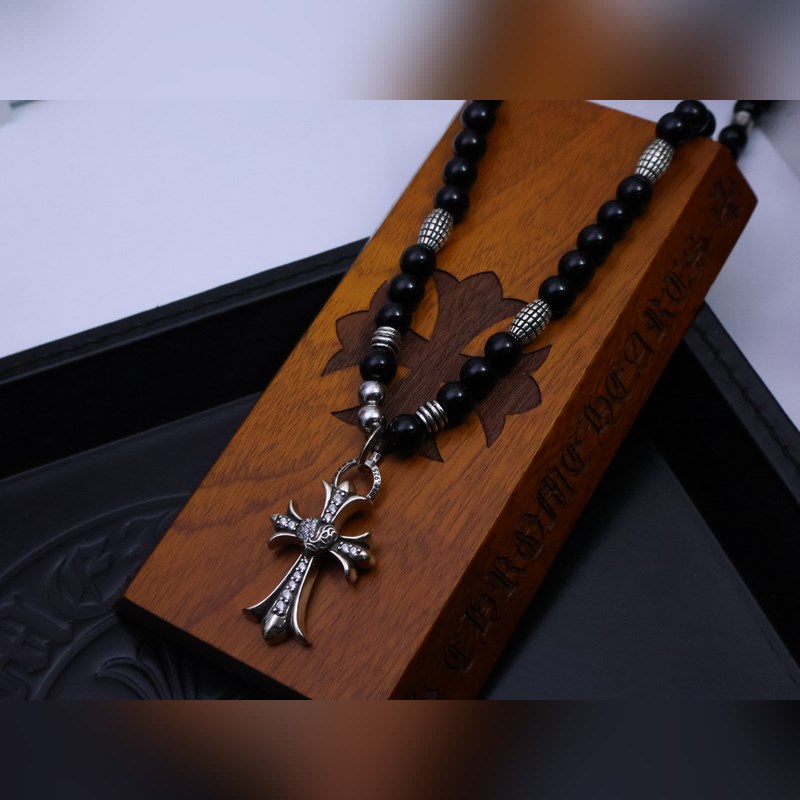 潮流達人閉眼入！克羅心熱爆黑色串珠項鍊，手工十字架吊墜超吸睛，複古嘻哈朋克風拉滿