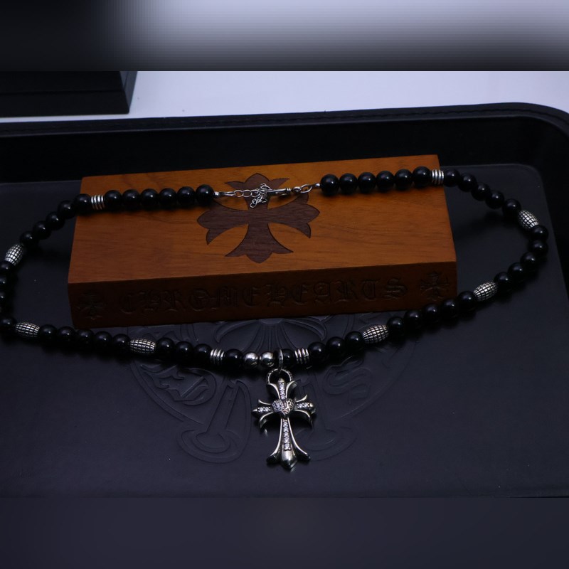 潮流達人閉眼入！克羅心熱爆黑色串珠項鍊，手工十字架吊墜超吸睛，複古嘻哈朋克風拉滿