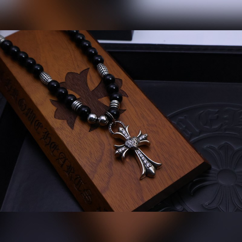 潮流達人閉眼入！克羅心熱爆黑色串珠項鍊，手工十字架吊墜超吸睛，複古嘻哈朋克風拉滿