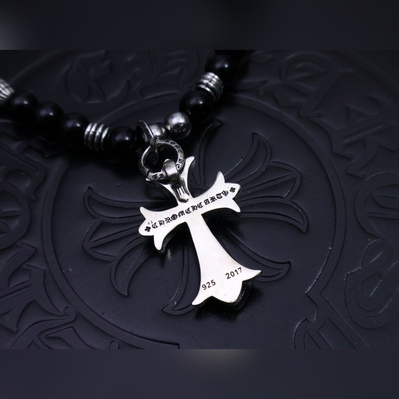 潮流達人閉眼入！克羅心熱爆黑色串珠項鍊，手工十字架吊墜超吸睛，複古嘻哈朋克風拉滿