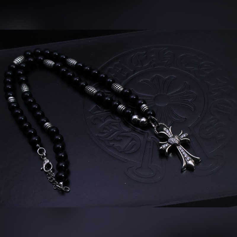 潮流達人閉眼入！克羅心熱爆黑色串珠項鍊，手工十字架吊墜超吸睛，複古嘻哈朋克風拉滿