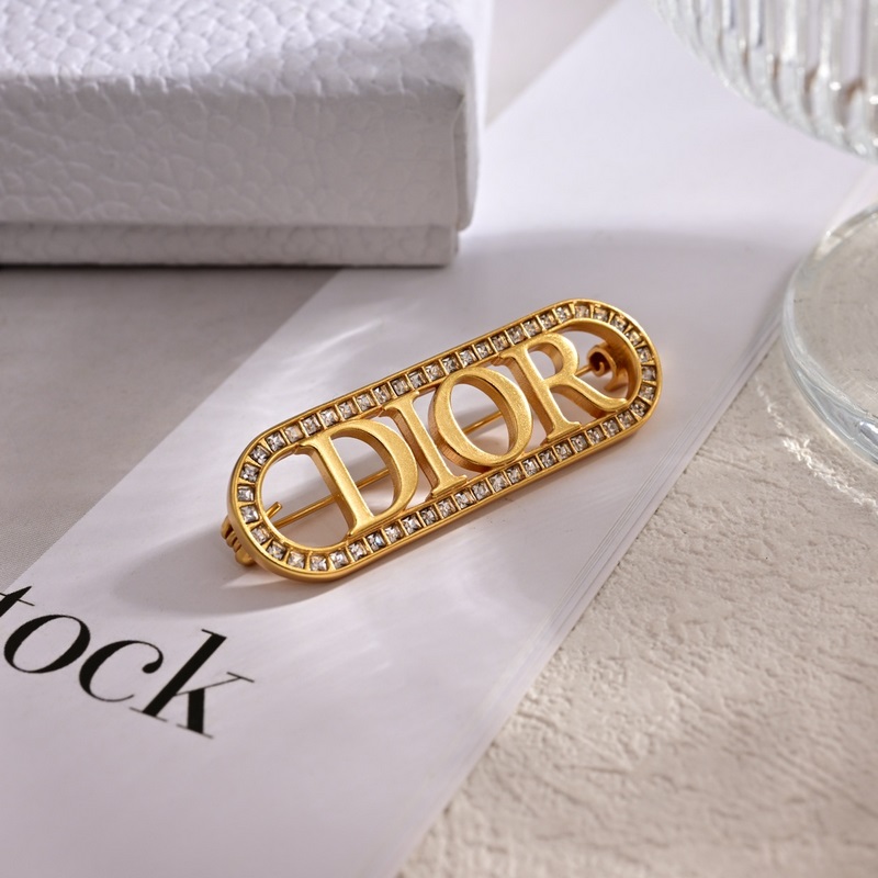 Dior·迪奧 新品發夾。金屬質感逆襲版字母潮範兒搶風頭 完全勝任現代年輕人街拍