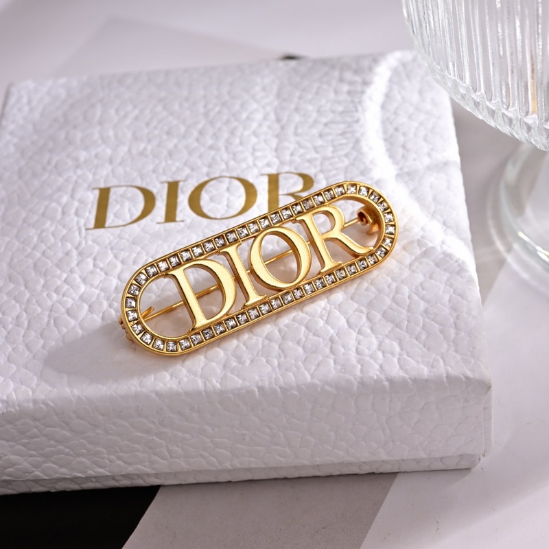 Dior·迪奧 新品發夾。金屬質感逆襲版字母潮範兒搶風頭 完全勝任現代年輕人街拍