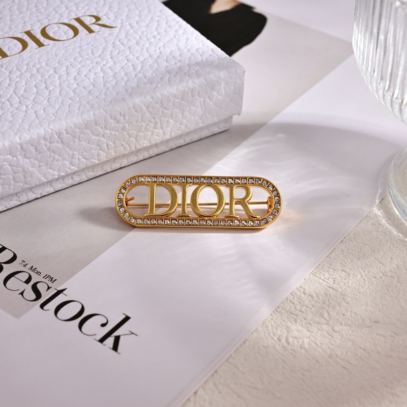 Dior·迪奧 新品發夾。金屬質感逆襲版字母潮範兒搶風頭 完全勝任現代年輕人街拍