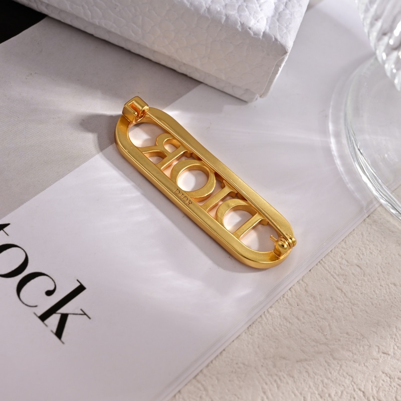 Dior·迪奧 新品發夾。金屬質感逆襲版字母潮範兒搶風頭 完全勝任現代年輕人街拍