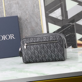 這款洗漱包融合實用功能與簡約設計。采用黑色 CD Diamond 圖案帆布精心制