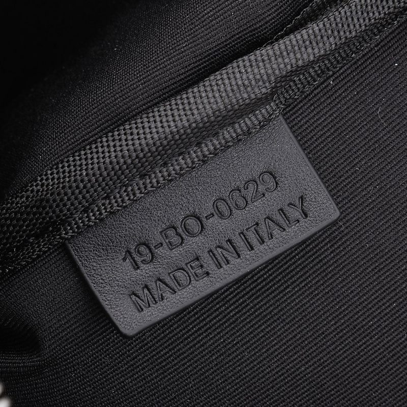 這款洗漱包融合實(shí)用功能與簡(jiǎn)約設(shè)計(jì)。采用黑色 CD Diamond 圖案帆布精心制