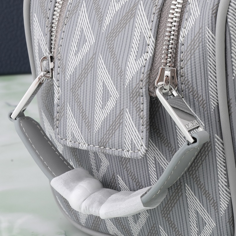 這款洗漱包融合實(shí)用功能與簡約設(shè)計(jì)。采用迪奧灰 CD Diamond 圖案帆布精心