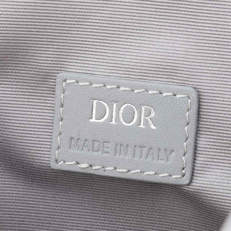 這款洗漱包融合實(shí)用功能與簡約設(shè)計(jì)。采用迪奧灰 CD Diamond 圖案帆布精心