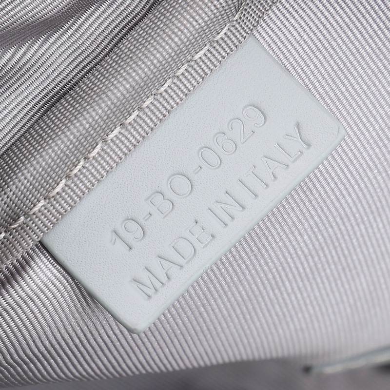 這款洗漱包融合實(shí)用功能與簡約設(shè)計(jì)。采用迪奧灰 CD Diamond 圖案帆布精心