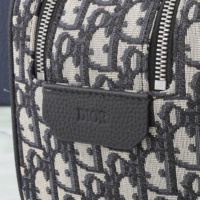 這款洗漱包融合實用功能與簡約設計。采用米色和黑色 Oblique 印花面料精心制