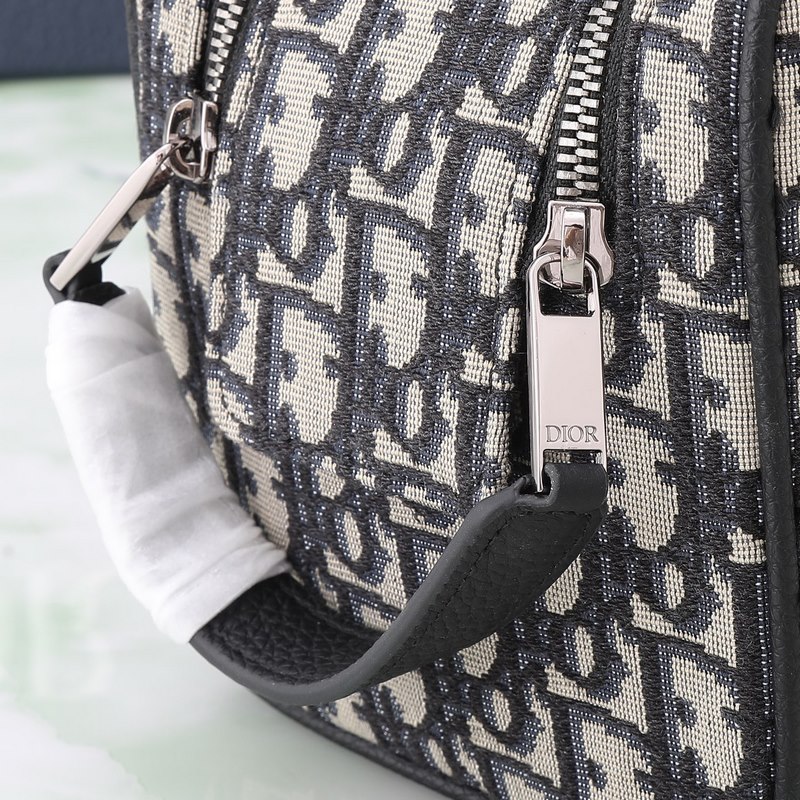 這款洗漱包融合實用功能與簡約設計。采用米色和黑色 Oblique 印花面料精心制