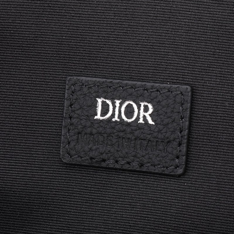 這款洗漱包融合實用功能與簡約設計。采用米色和黑色 Oblique 印花面料精心制