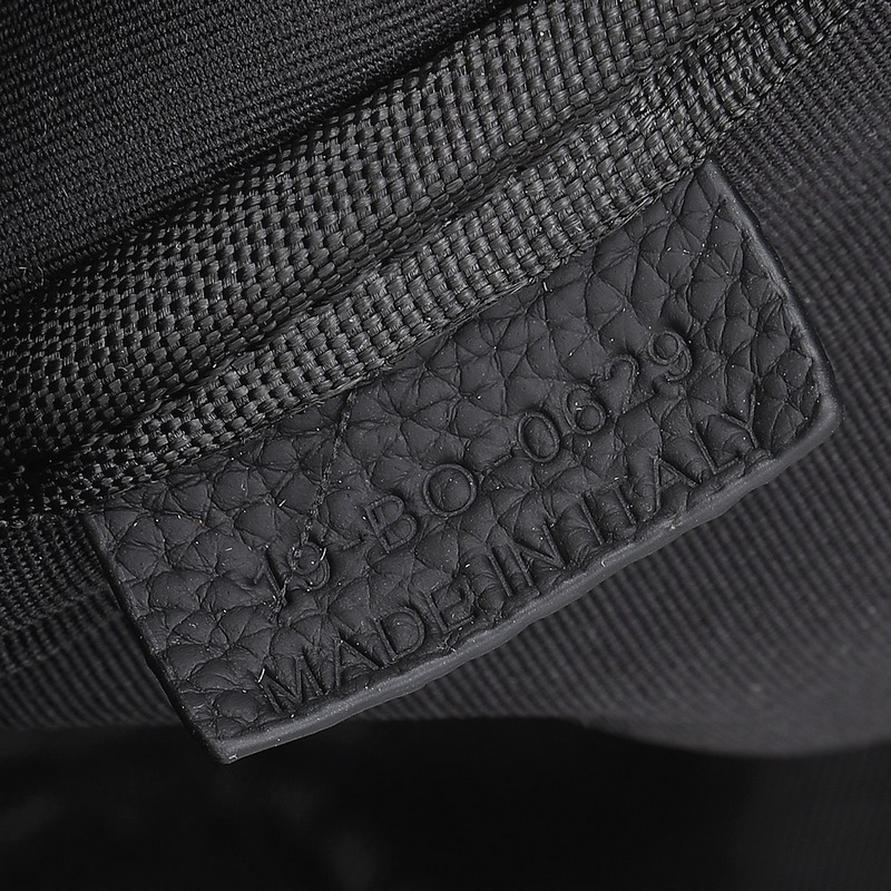 這款洗漱包融合實用功能與簡約設計。采用米色和黑色 Oblique 印花面料精心制