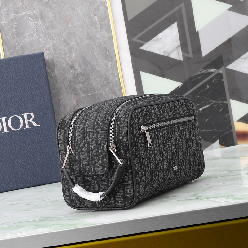 這款洗漱包融合實(shí)用功能與簡約設(shè)計(jì)。采用黑色 Oblique 印花面料精心制作，飾