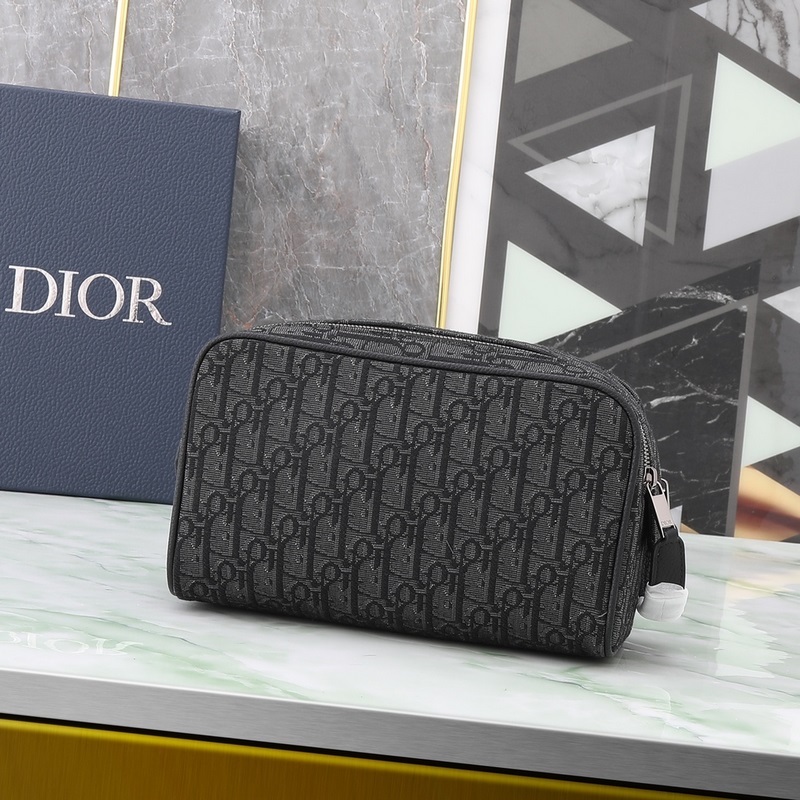 這款洗漱包融合實(shí)用功能與簡約設(shè)計(jì)。采用黑色 Oblique 印花面料精心制作，飾