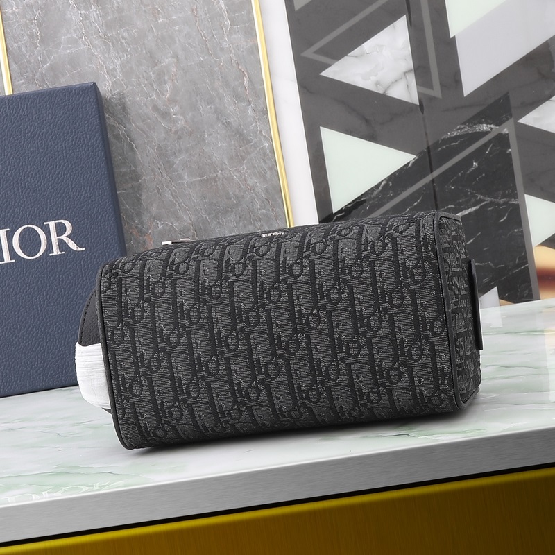 這款洗漱包融合實(shí)用功能與簡約設(shè)計(jì)。采用黑色 Oblique 印花面料精心制作，飾