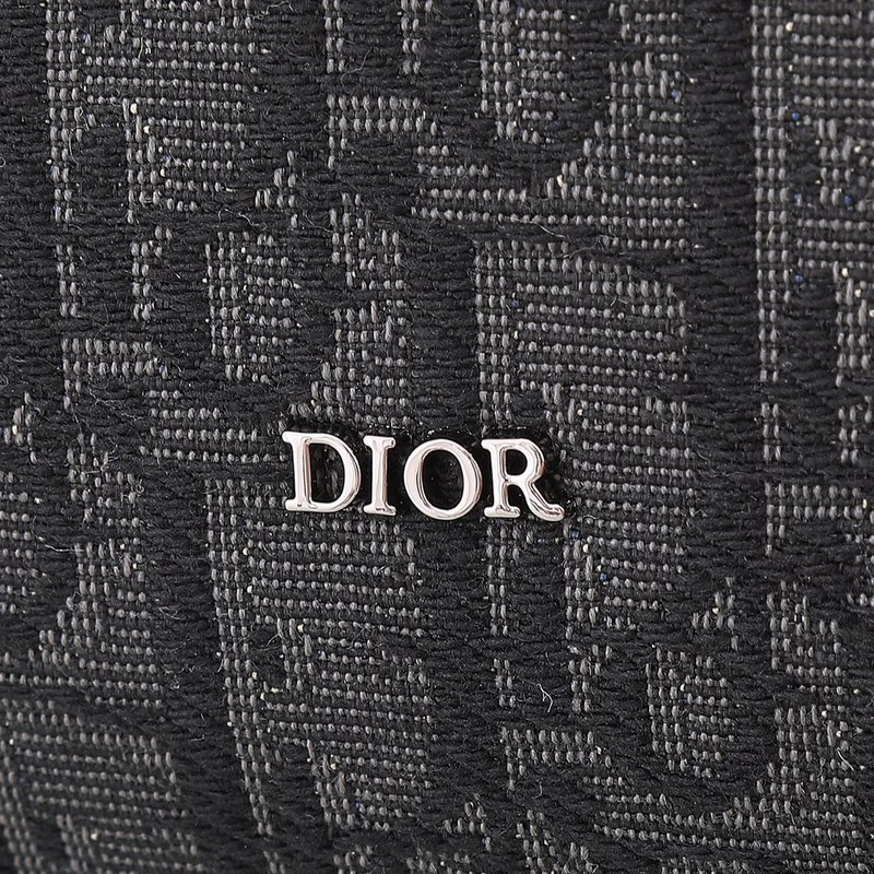 這款洗漱包融合實(shí)用功能與簡約設(shè)計(jì)。采用黑色 Oblique 印花面料精心制作，飾