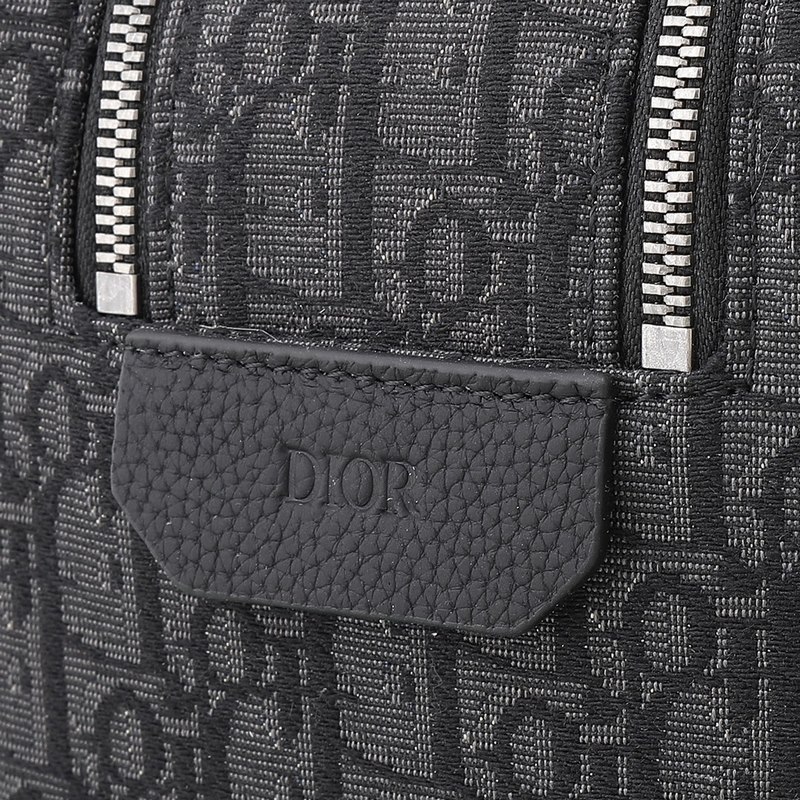 這款洗漱包融合實(shí)用功能與簡約設(shè)計(jì)。采用黑色 Oblique 印花面料精心制作，飾