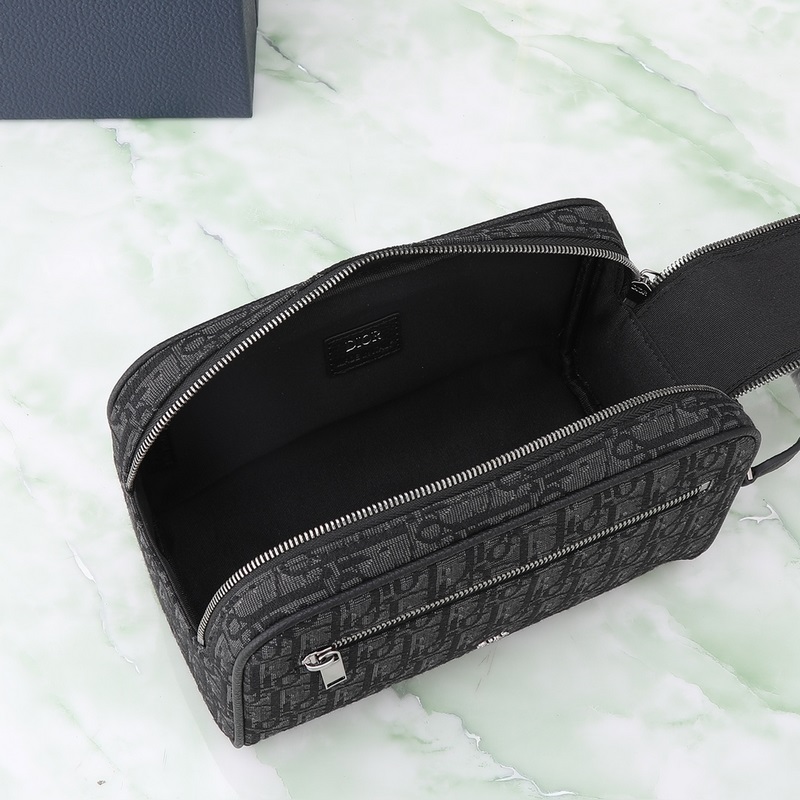 這款洗漱包融合實(shí)用功能與簡約設(shè)計(jì)。采用黑色 Oblique 印花面料精心制作，飾