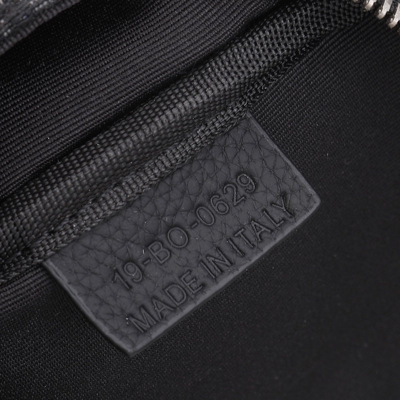 這款洗漱包融合實(shí)用功能與簡約設(shè)計(jì)。采用黑色 Oblique 印花面料精心制作，飾