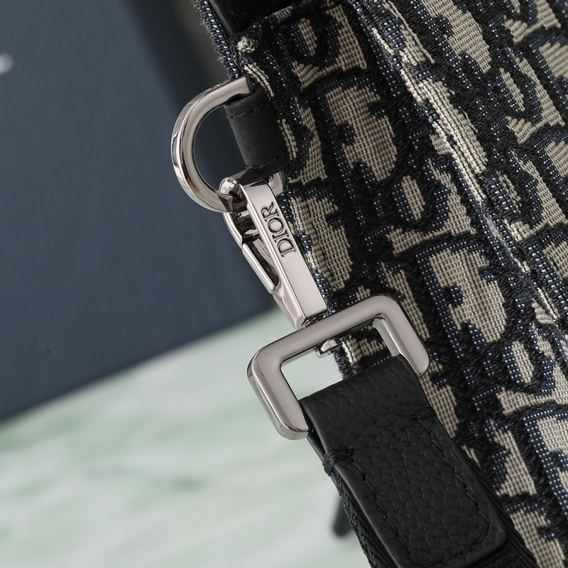 A5 三角形手拿包米色和黑色 Oblique 印花￥11，000編號(hào)：2ESC