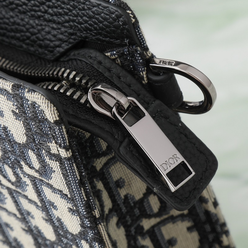 A5 三角形手拿包米色和黑色 Oblique 印花￥11，000編號(hào)：2ESC