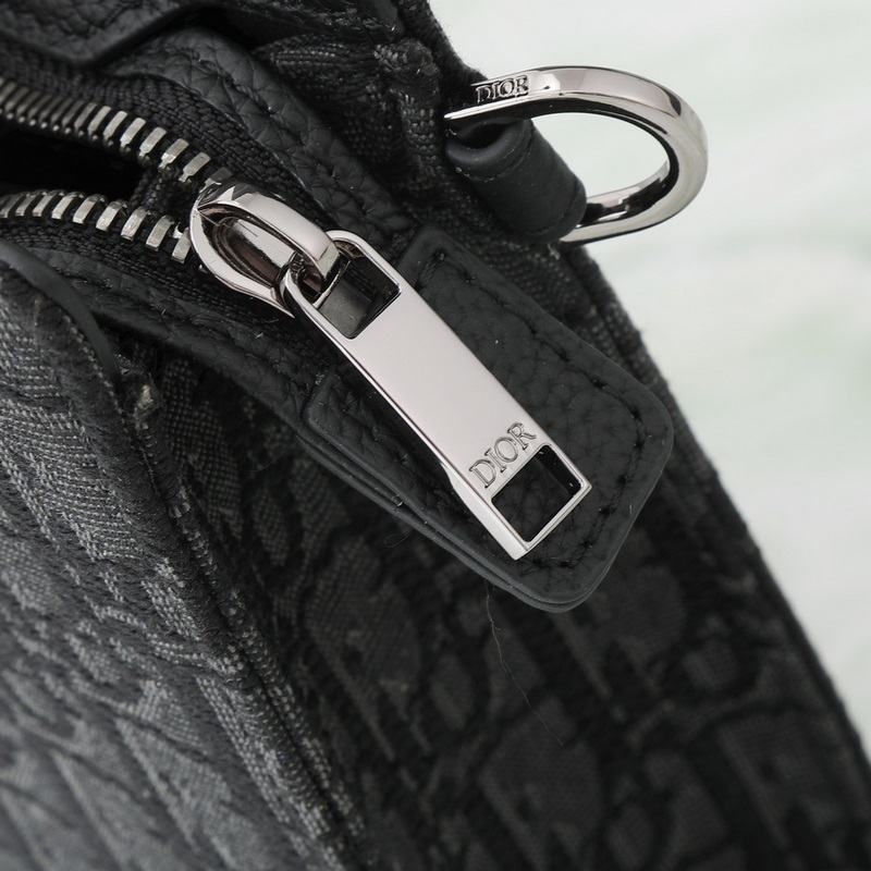 A5 三角形手拿包黑色 Oblique 印花￥11，000編號：2ESCA48