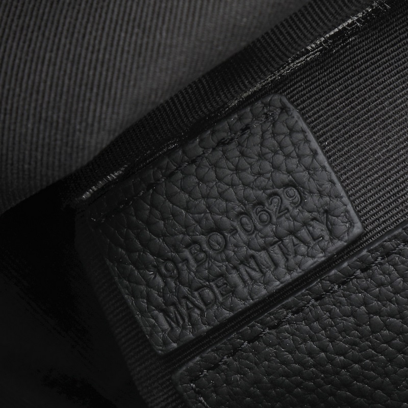 A5 三角形手拿包黑色 Oblique 印花￥11，000編號：2ESCA48