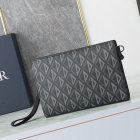 這款手拿包是 Dior 的主打單品。采和黑色 Oblique 印花面料精心制作，