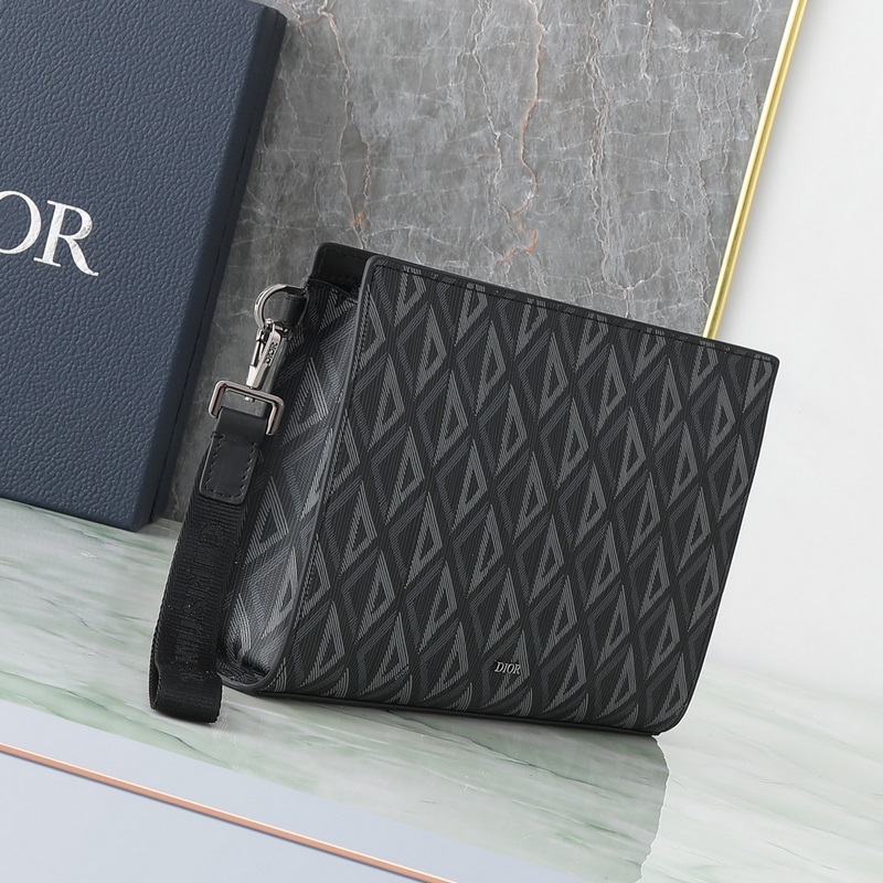 這款手拿包是 Dior 的主打單品。采和黑色 Oblique 印花面料精心制作，