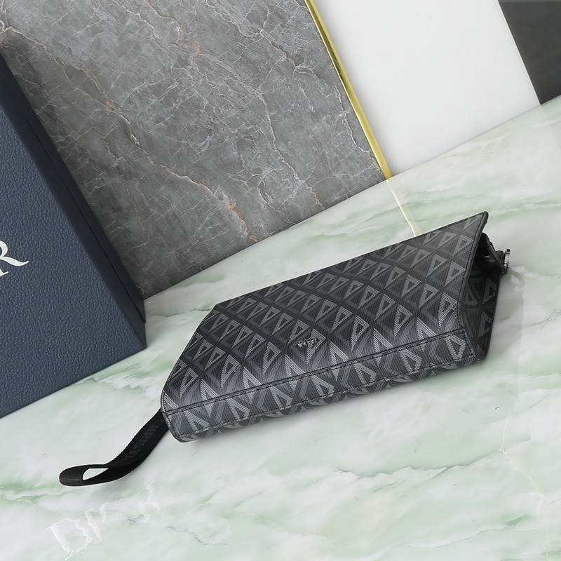 這款手拿包是 Dior 的主打單品。采和黑色 Oblique 印花面料精心制作，